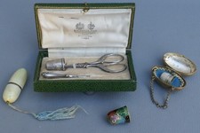 Ensemble cousettes, necessaire couture, dés, oeuf 