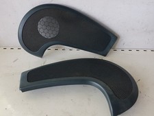 Cache enceinte tableau de bord