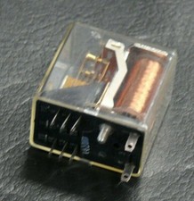 RELAIS SIEMENS 12 VOLTS Référence V 23154 Do 717 - F104   -  EN TRES BON ETAT