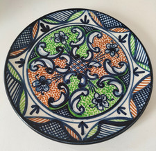 Assiette en céramique artisanale hispano-mauresque – décor vert et orange