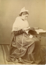 France, Arles Une femme en costume tradtionnel tricote Vintage albumen,  Tirag