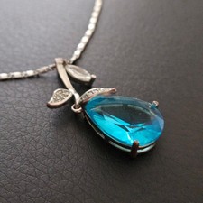 Collier maille plate pendentif en forme de goutte pierre bleue facettée