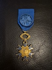Croix d'officier de l'Ordre National du Mérite.