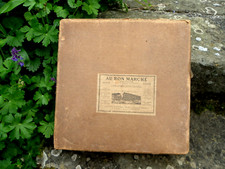 ANCIENNE BOÎTE EN CARTON "AU BON MARCHÉ" - DÉBUT XXème