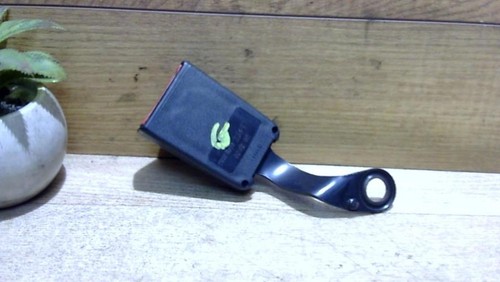 Attache ceinture avant gauche