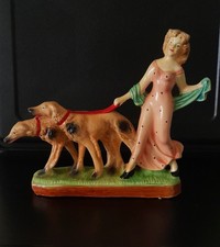 Statuette femme avec ses Deux