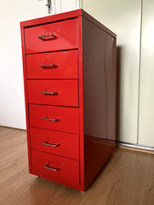 petit meuble de rangement en métal rouge sur roulettes TBE