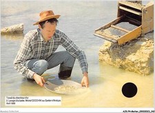 AJKP4-0408 - METIER - TRAVAILDU CHERCHEUR D'OR - LAVAGE A LA BATEE - MICHEL