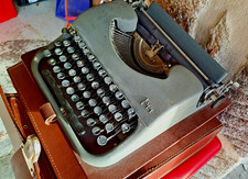 ANCIENNE PETITE  MACHINE A ECRIRE JAPY DANS SA VALISE CARTABLE  EN CUIR MARRON