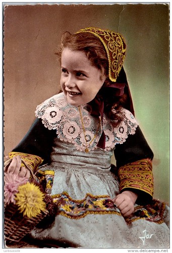 Fillette en costume - fillette,