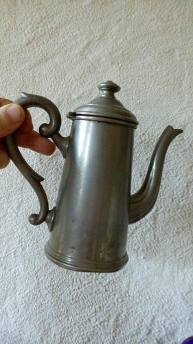 Vieille petite verseuse - vieille, à