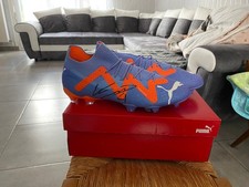 paire de crampons signée par Kevin Danso