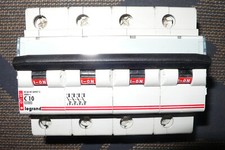 DISJONCTEUR TETRAPOLAIRE 10A COURBE C LEGRAND TRIPHASE +N 10AMPERES P, Coup.50KA