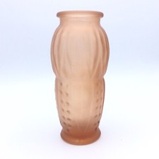Vase en verre coloré rose dépoli moulé à décor floral de muguet Art Déco
