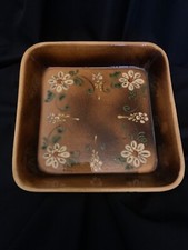 Plat Alsace, carré, décor fleurs, fond marron, marqué