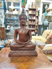 Joli bouddha assis en