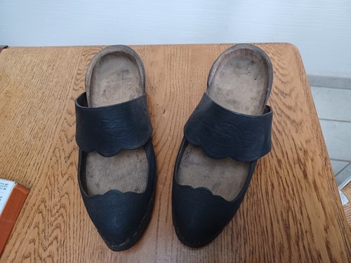 Paire sabots anciens - anciens, en
