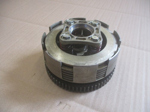 Embrayage avec disques moins