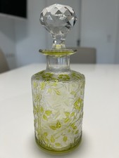 Grand flacon à parfum en cristal de Baccarat modèle églantier vert mousse