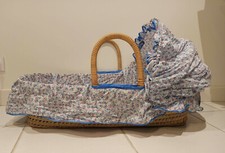 Ancien couffin panier vintage osier avec capote tissu fleurs bleues et rose 1960