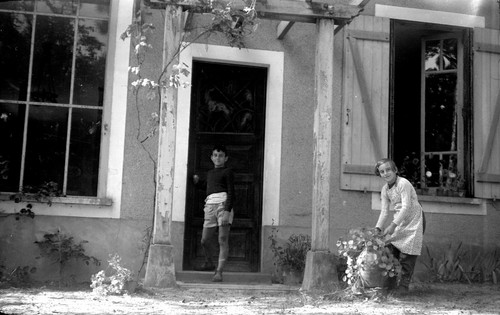 Enfant devant maison garçon