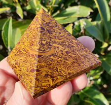 Pyramide en cristal naturel