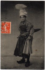 CPA Folklore. La Vieille Normandie. 13. Coiffe et Costume de la Basse Normandie 