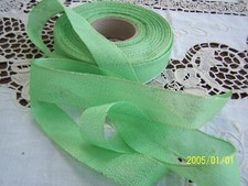 Ancien ruban en crêpe de soie. Vendu au mètre. Vert clair. N°107