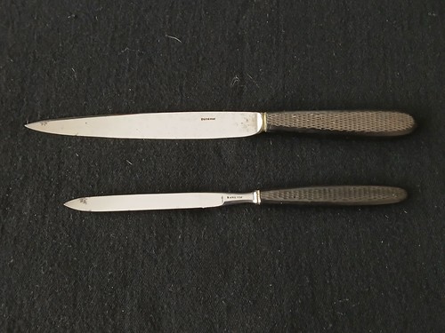 Deux couteaux manche en - couteaux, À