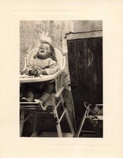 ANCIENNE PHOTOGRAPHIE JEUNE ENFANT DANS SA CHAISE HAUTE A L'HEURE DU REPAS