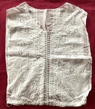Ancien chemisier devantier plastron en voile de lin brodé, linge ancien collecti