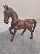 Statue de cheval en bois peint