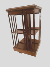 bibliothèque anglaise tournante  en acajou et filet de marqueterie . XX siècle .