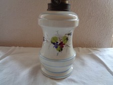 LAMPE À PÉTROLE ANCIENNE EN PORCELAINE. À FILETS BLEU CIEL, DÉCOR FLORAL