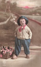 CP PETIT FERMIER PANTALON RAYE CHEMISE SABOTS PIPE PANIER ROSES - 22343