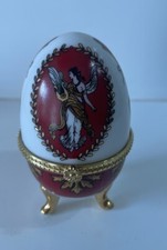 Oeuf en Porcelaine sur pieds