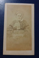 C. 1870 Dame Âgée Coiffe En