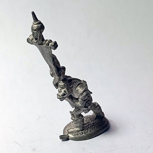 Figurine orc porte etendard - figurine,