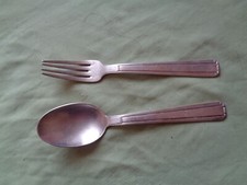 CUILLERE et FOURCHETTE en métal argenté. poinçons "métal blanc" et "84"