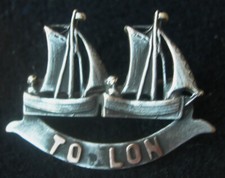 vers 1910/20 BROCHE Sir de TOULON métal argenté estampé 2 bateaux à voiles