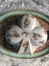 BOITE PORCELAINE EN FORME DE TREFLE DECRO BOUQUETS DE ROSES