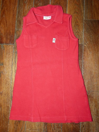 Robe rouge sans - , manches