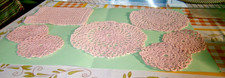 lot 7 napperons au crochet de tailles différentes coton rose, faits main TBE