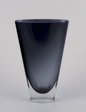 Kaj Franck pour Nuutajärvi Notsjö. Vase en verre d'art unique de forme conique.