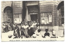 13  ARLES  SOUVENIR DES FETES DU COSTUME PROVENCAL SORTIE DE L HOTEL DE VILLE