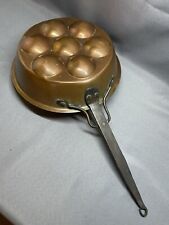 ANCIENNE GRANDE POELE EN CUIVRE MARTELÉ MANCHE FER FORGÉ , À OEUFS, ESCARGOTS .