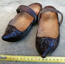 C5T2 - Ancienne paire de sabots en bois  enfant ou poupée 