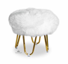 Pouf En Peau De Mouton De Luxe Extra Doux Sur Un Pied Doré. Très Élégant