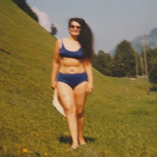 Femme courbée en bikini bleu