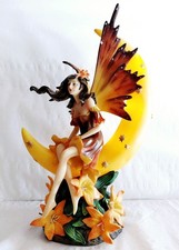 LAMPE FEE SUR LUNE FLEURS JAUNES. DIMENSION 28 X 19 X 14